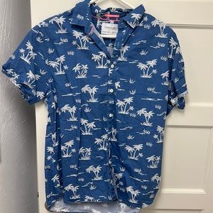 LIKE NEW shirt sleeve palm tree party shirt